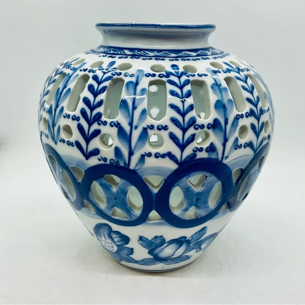 VTG Display Jar Blue&White Cut Out&Floral Leaf Design Ceramic 7” Tall China